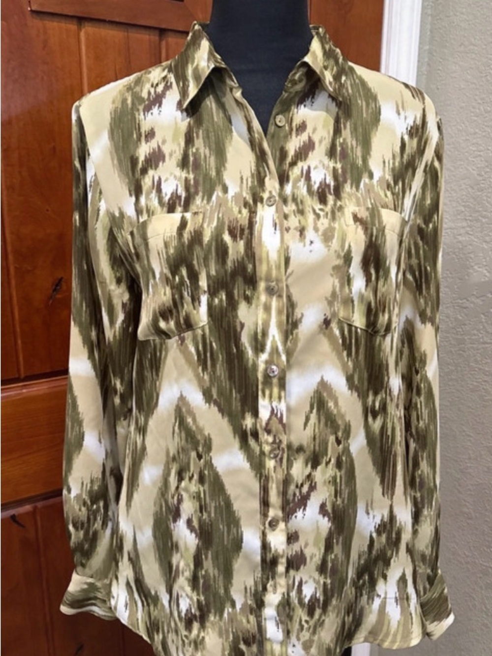 Violet & Claire Olive Green and Cream Patterned Lightweight Shirt blouse.